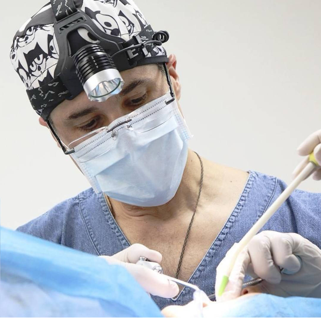 Odontólogo, especialista en rehabilitación oral y periodoncia