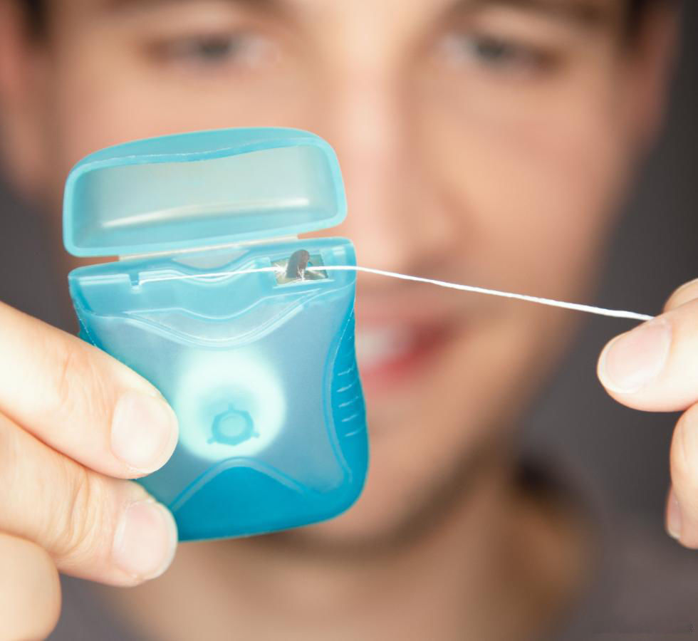 La importancia del uso de la seda dental: ¡mucho más que un complemento!